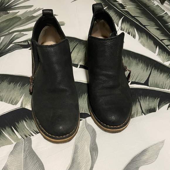 UGG Boots size 7 - Picture 5 of 6